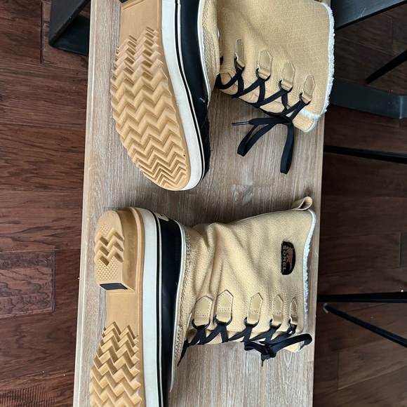 Women’s Sorel Winter Boots - Picture 2 of 4